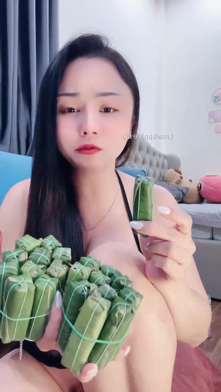 Bé Linh Nhi ăn nem chua xong lại đi tìm trym ăn