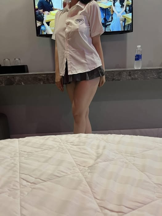 Clip phốt anh họ chén con em loli cấp 3 lông chưa mọc kịp