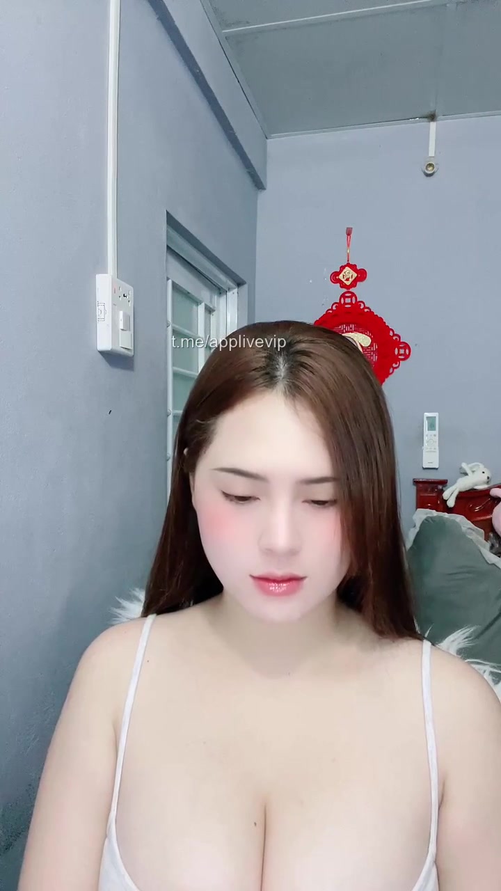 Em chỉ cần lì xì 1 cái xúc xích siêu to khổng lồ