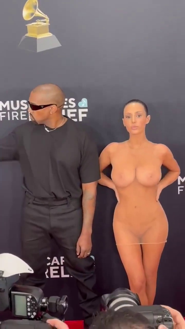 Vợ Kanye West diện đồ trong suốt sexy cực hót ở lễ Grammy