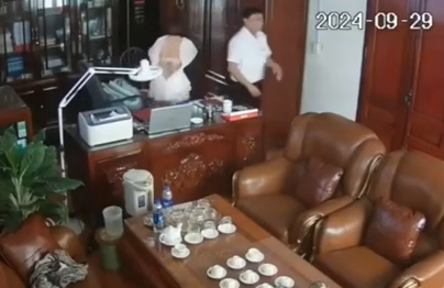 Clip lãnh đạo trường THPT ở Ninh Bình quấy rối 27 cô gái