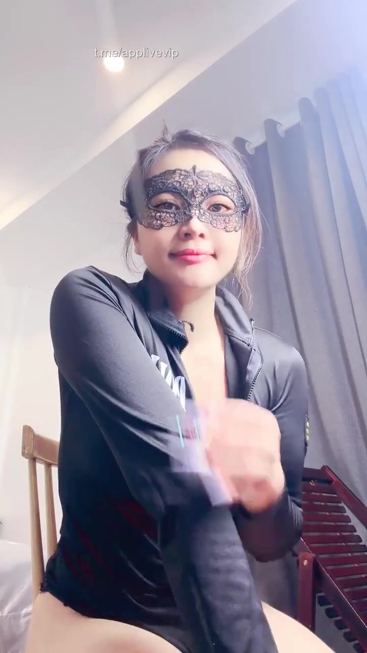 Chồng Lan đâu mà để em mút dưa một mình thế này