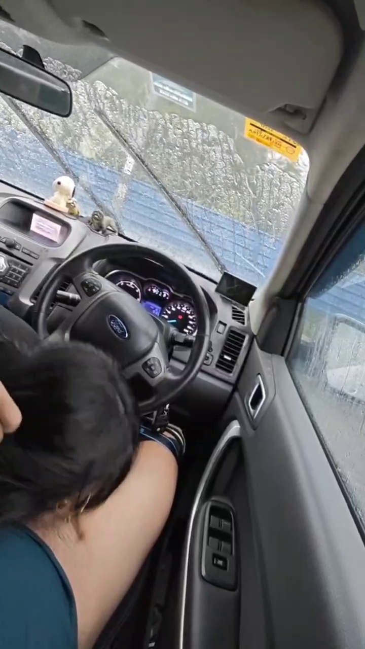 Mưa gió tắc đường có là gì khi có đôi môi em
